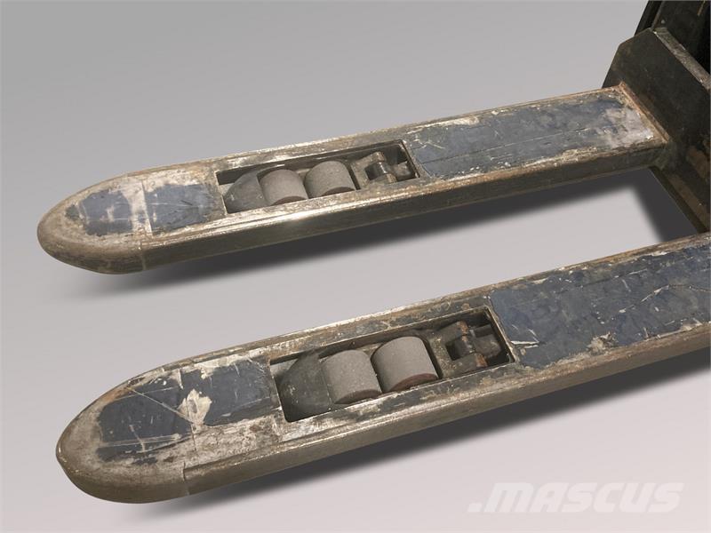 BT SWE120L Empilhador para operador externo