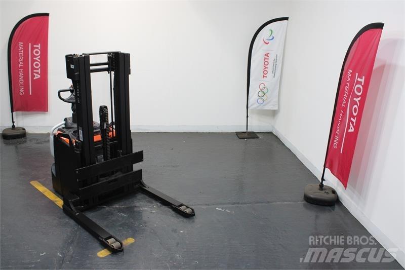 BT SPE140S Empilhador para operador externo