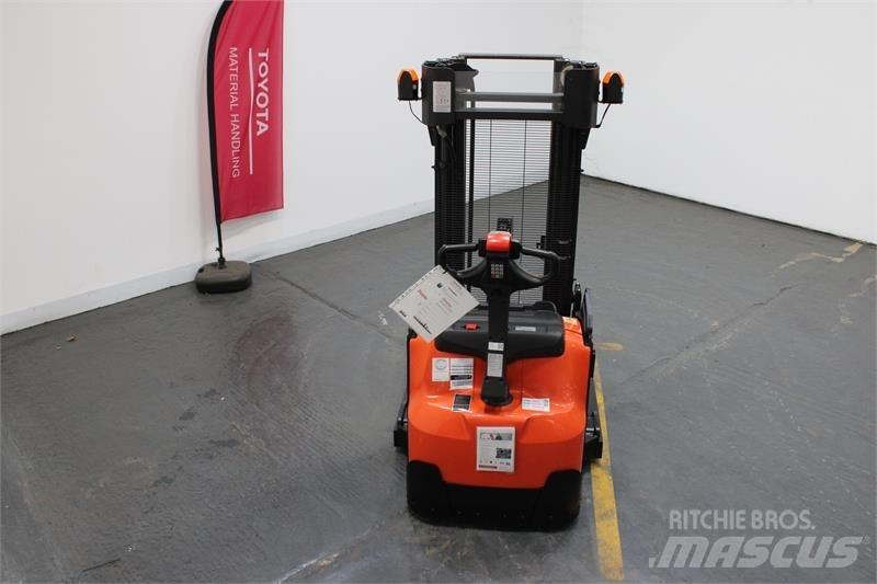 BT SWE140S Empilhador para operador externo