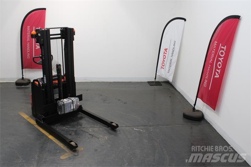 BT SWE140S Empilhador para operador externo