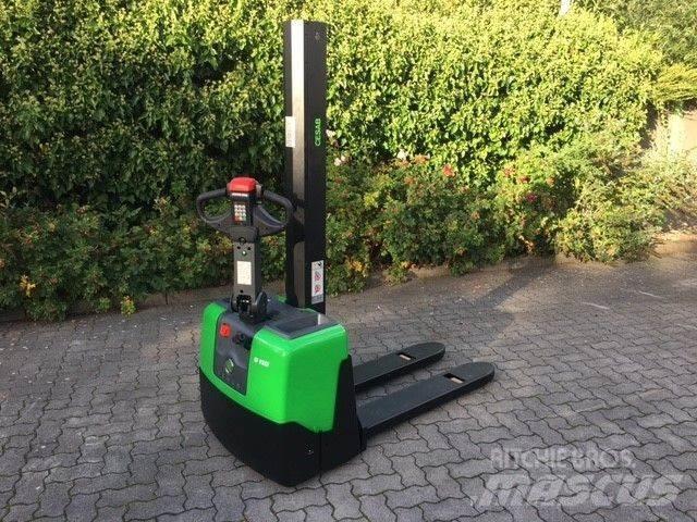 Cesab S110 Empilhador para operador externo