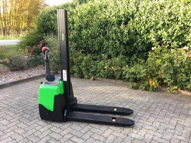 Cesab S110 Empilhador para operador externo