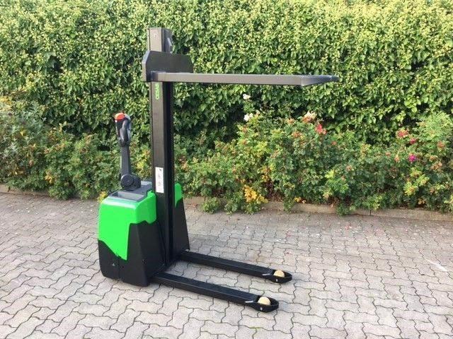 Cesab S110 Empilhador para operador externo