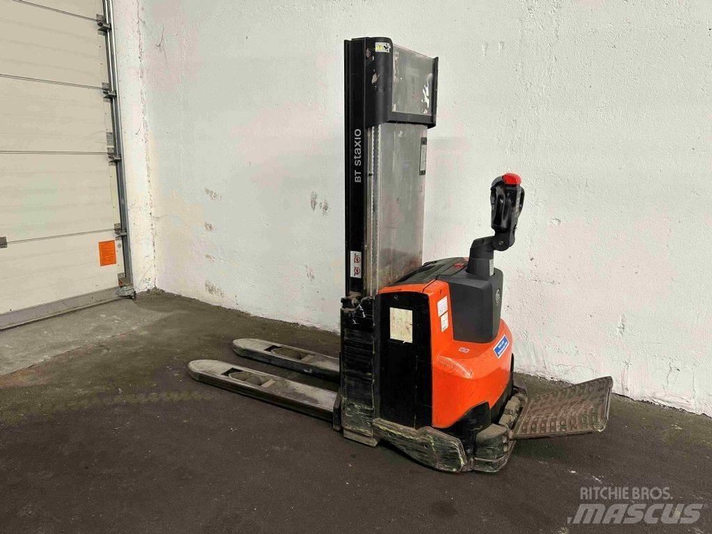 BT SWE 100 Empilhador para operador externo