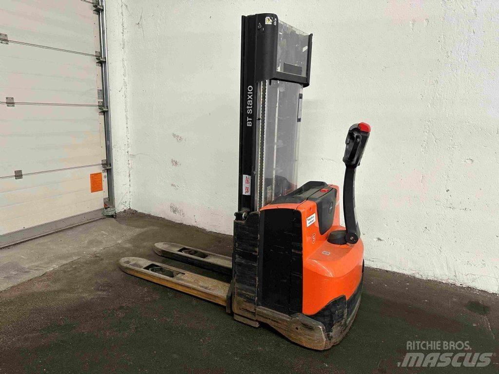 Toyota SWE 120 Empilhador para operador externo
