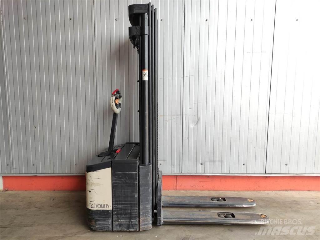 Crown WE2300-1.6-TT Empilhador para operador externo