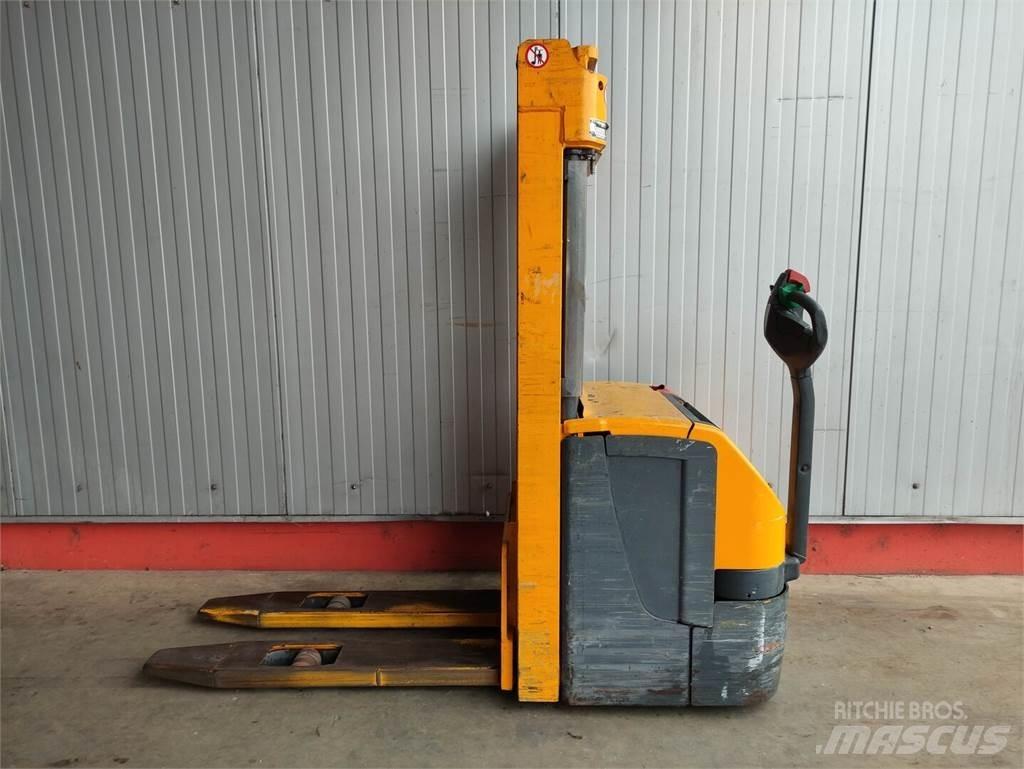 Jungheinrich EJC216 Empilhador para operador externo