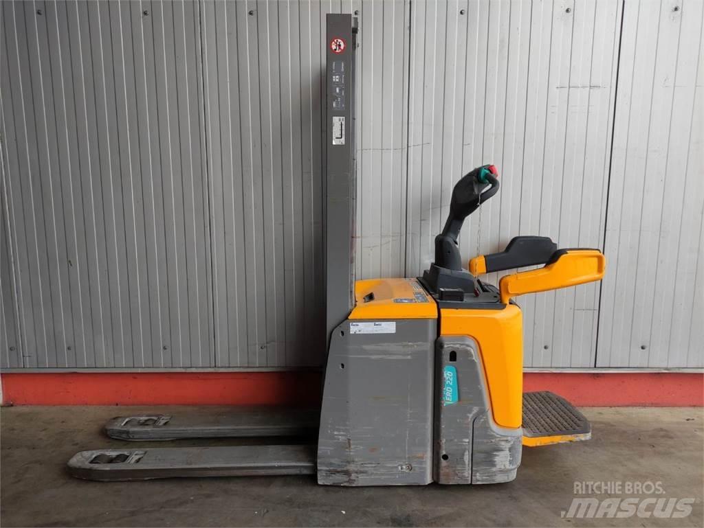 Jungheinrich ERD220 Empilhador para operador externo