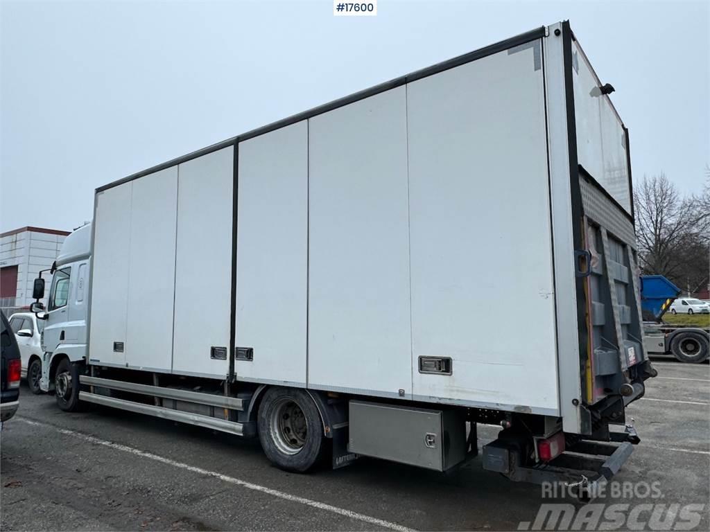 DAF CF370 4x2 box truck w/ full side opening and lifti Caminhões de caixa fechada