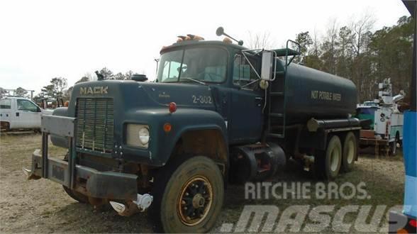 Mack RD685S Auto-tanques