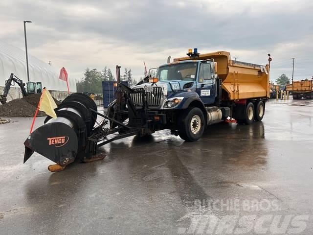 International WorkStar 7400 Snow blades and plows